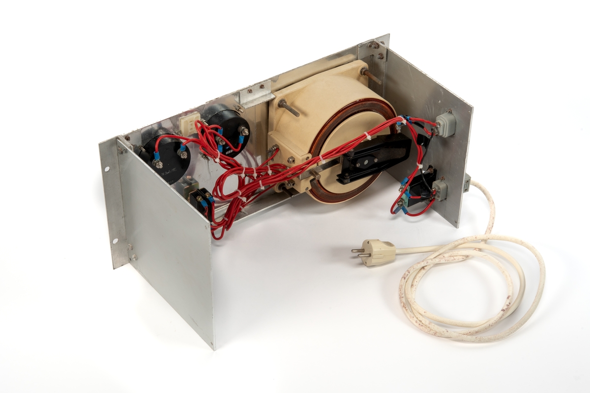 Innebygd enhet med spenningsregulator, voltmeter og amperemeter. Enheten er skrudd fast til seksjonen.