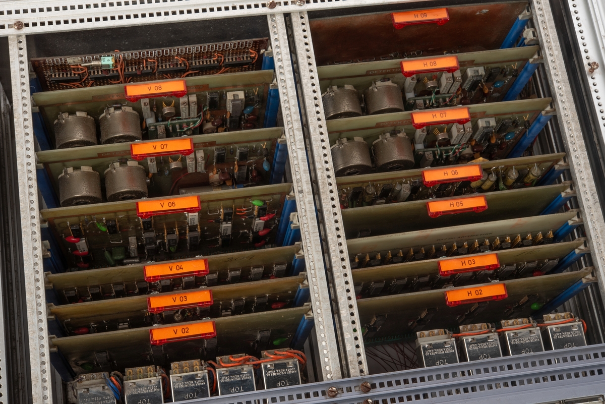 Innebygd enhet for posisjonsreferanse som innvendig er utstyrt med mange kretskort. 
Enheten er skrudd fast til seksjonen, men kan demonteres og løftes ut ved hjelp av to håndtak foran på panelet.