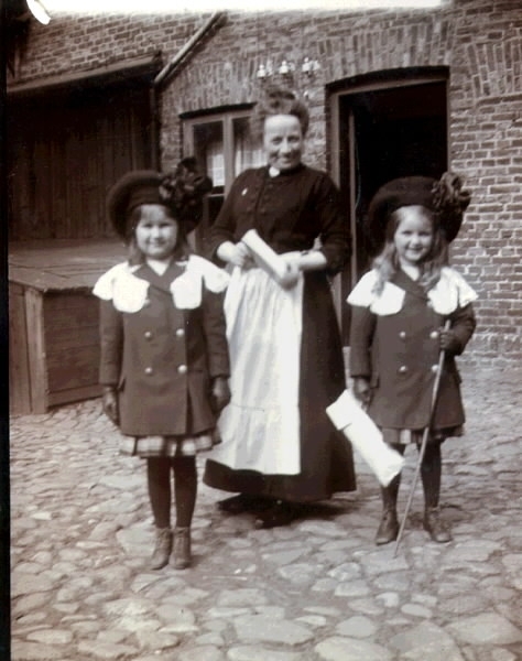 "Ett hörn av Monarks gård". Linda Hanson med flickorna Maud Jobson och Daisy Jobson, systrar till Arthur Jobson; barn till Donald och Anna Jobson. Bilden ingår i samlingen om Firma Linda Hanson.