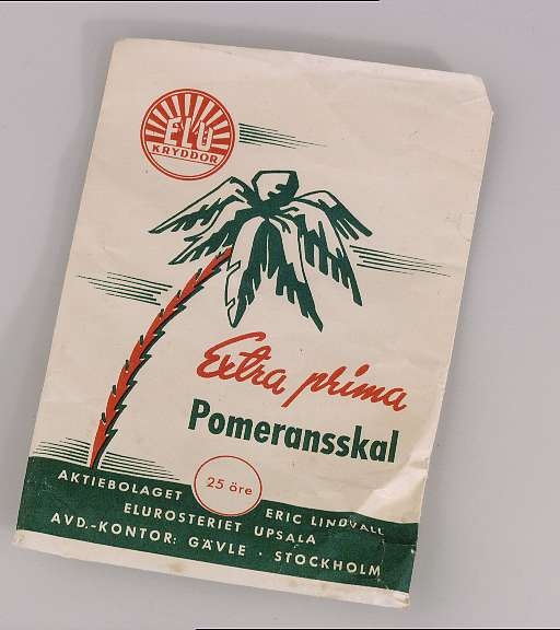 Papperspåse i kanistermodell, vit med tryck i grönt och rött: Extra prima Pomeransskal. Från AB Eric Lindvall, Uppsala.