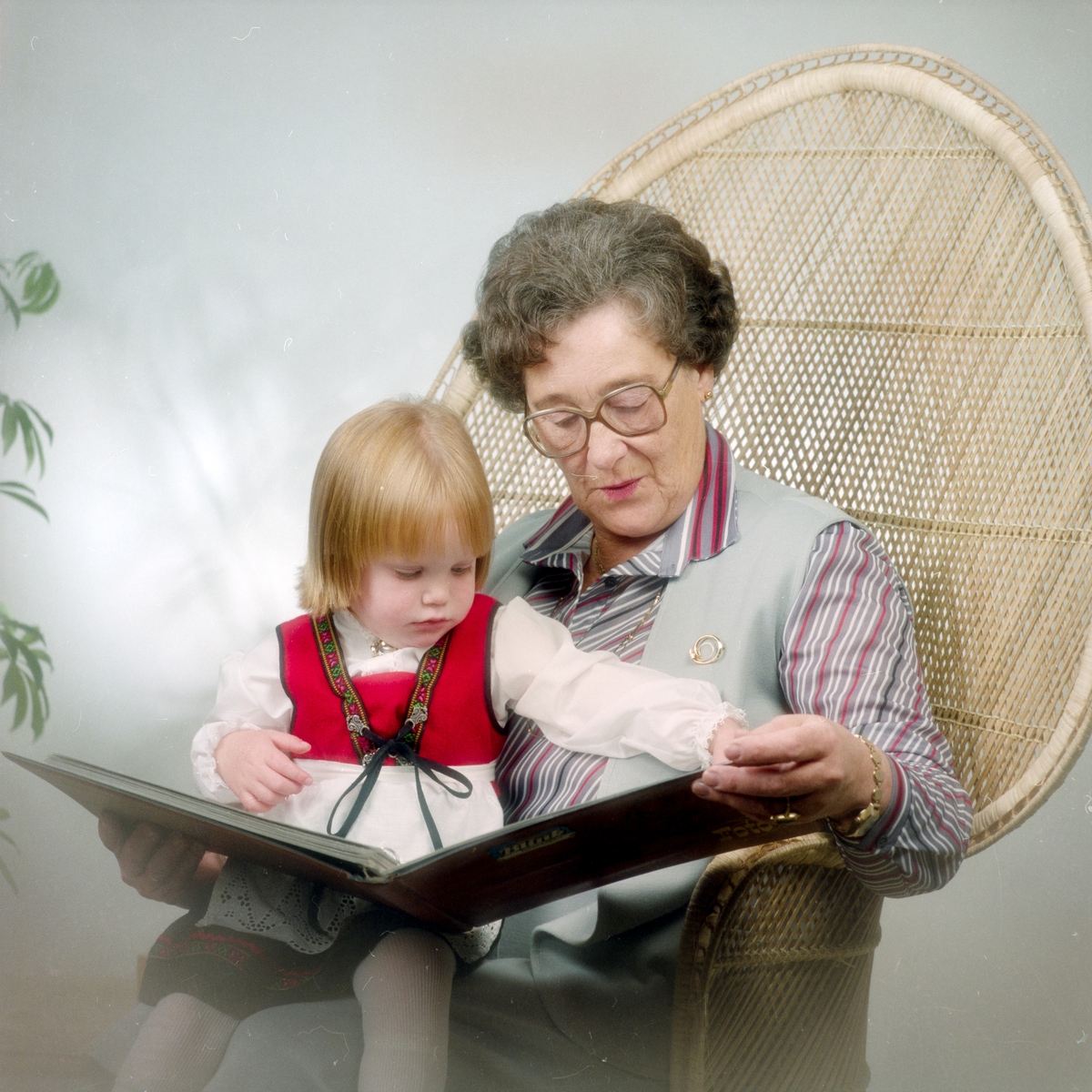 Familiebilde med 3 generasjoner, brukt til reklame