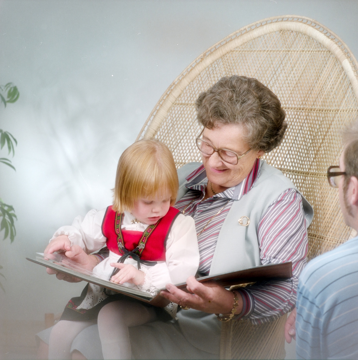 Familiebilde med 3 generasjoner, brukt til reklame