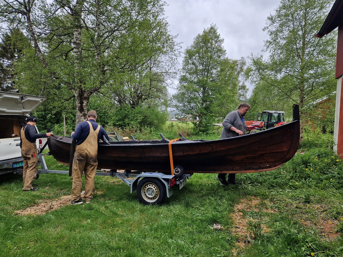 Klinkbygd båt i tre med firkantroer