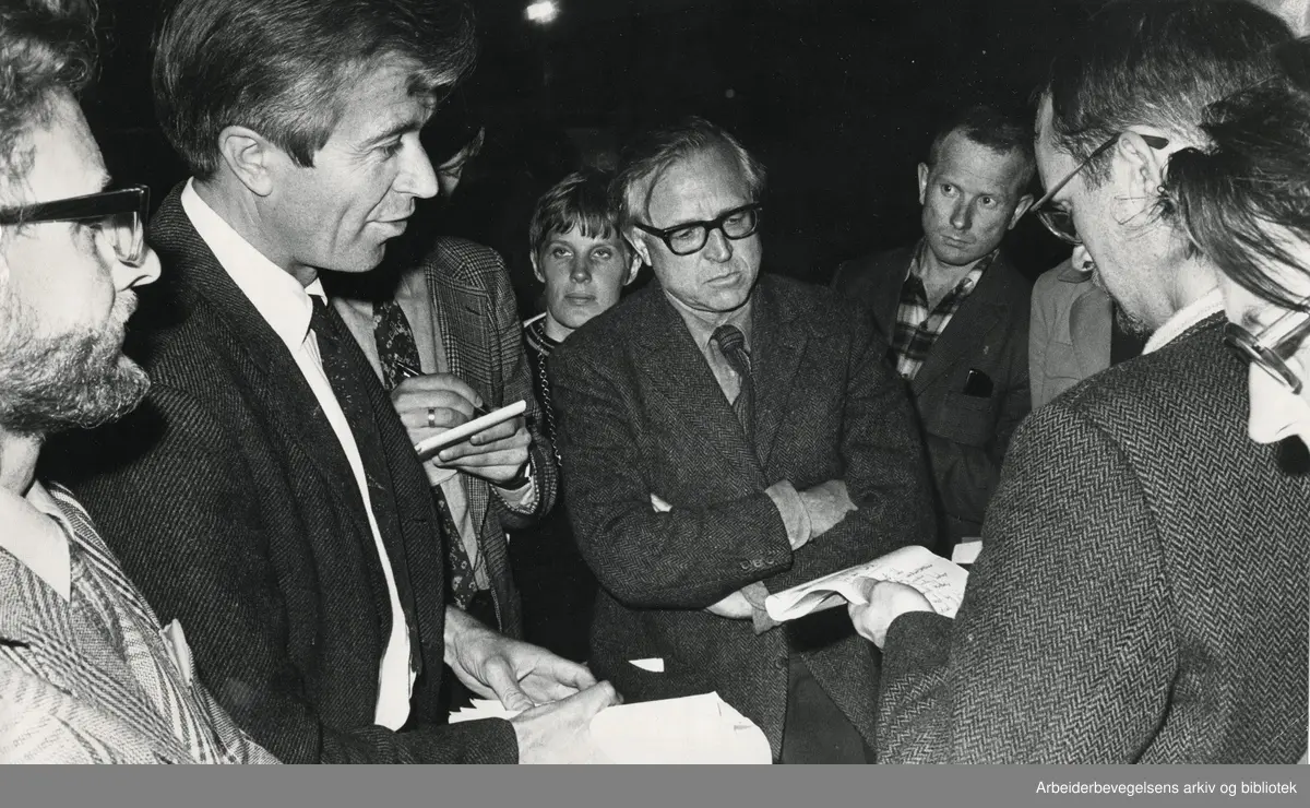 "Den internasjonale kommisjon for gransking av USAs forbrytelser i Indo-China". Fra en improvisert pressekonferanse, mai 1971. Fra venstre: Arne Kokkvoll, Nils Christie og Anders Bratholm...