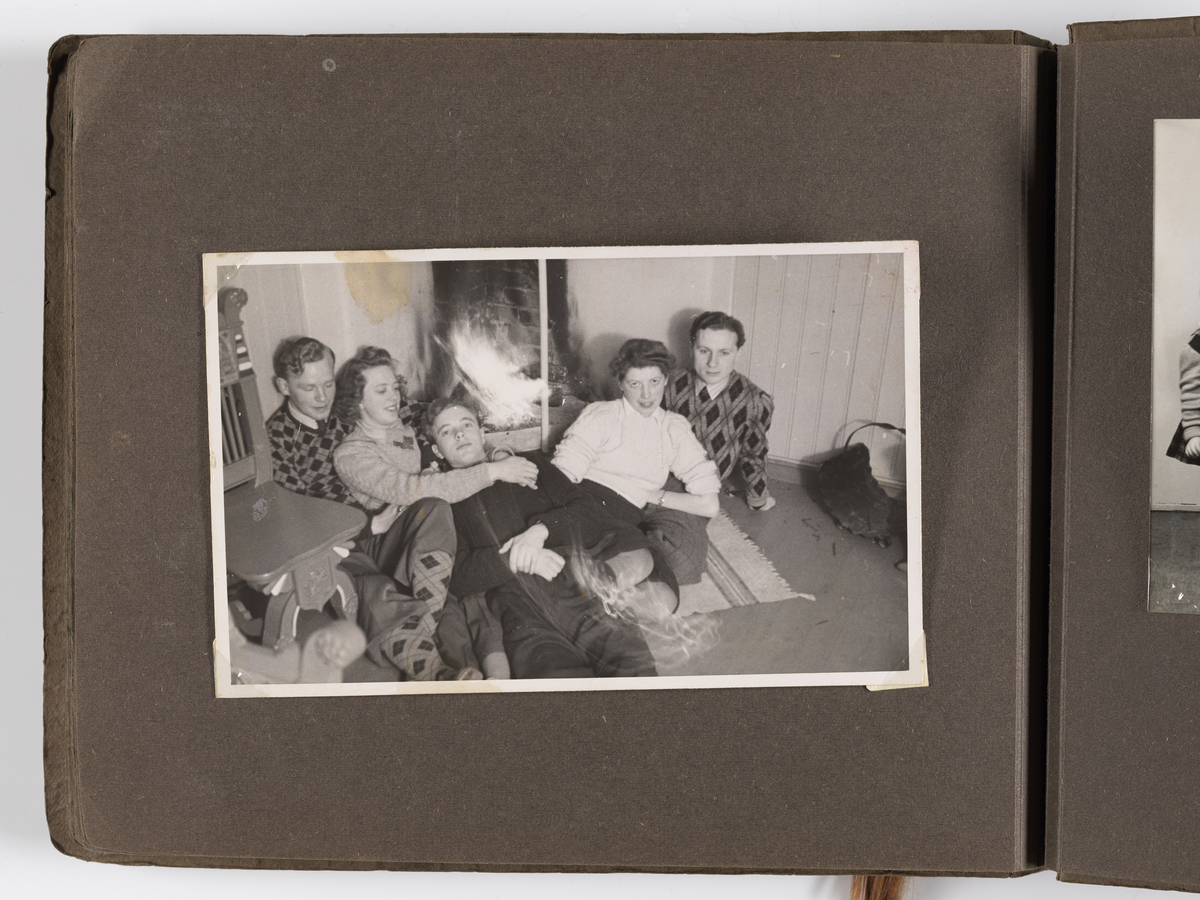 Diverse familiebilder til Synnøve Brændshøi tatt mellom 1936 og ca. 1940. 

Albumet inneholder bilder fra Nakkholmen (1936), Gardefjell (1938), og bilder av Kronprins Olav på Trandum tatt i 1938.

