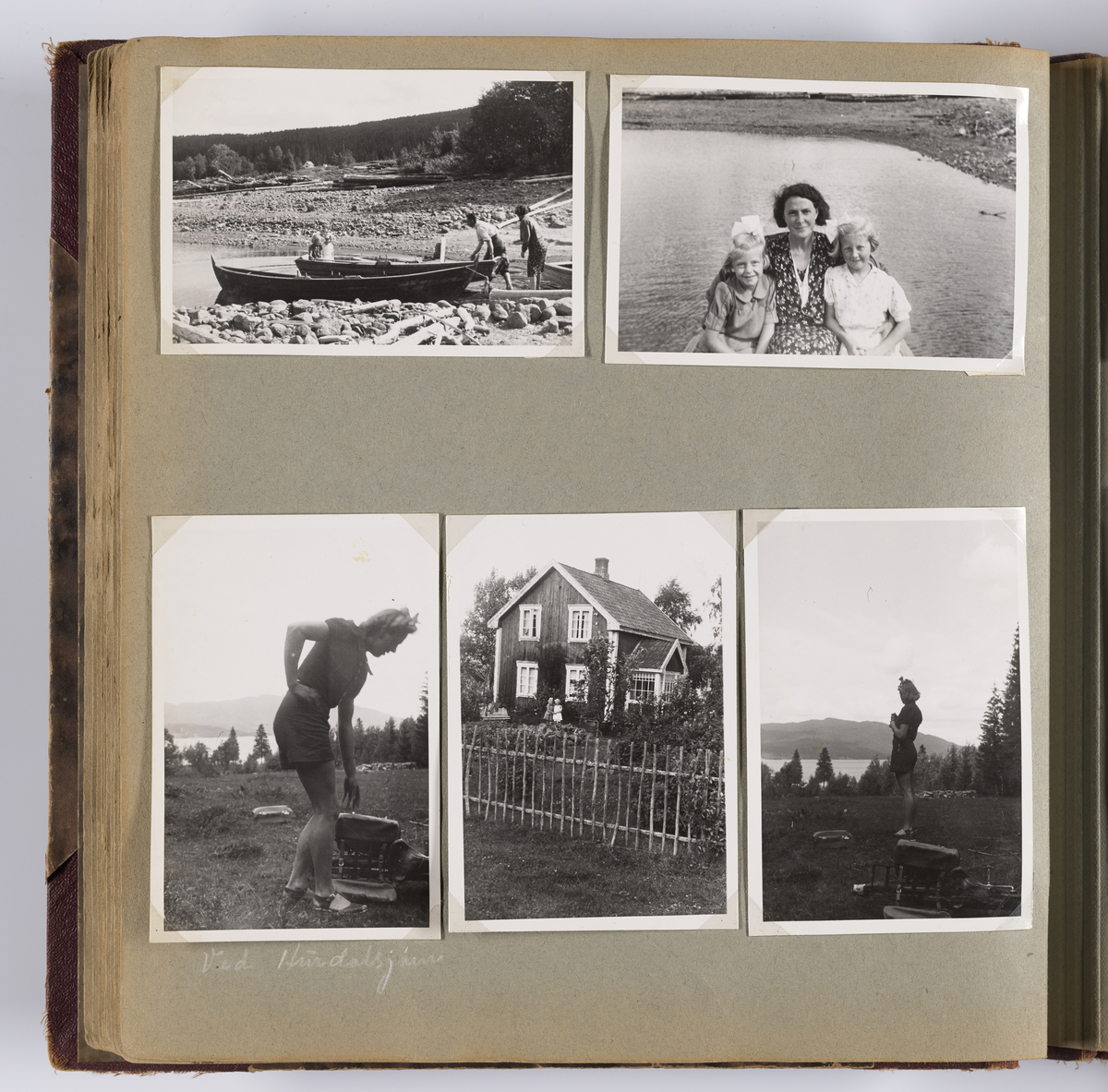 Diverse familiebilder og selvportretter til Synnøve Brændshøi tatt mellom 1938 og 1944. Albumet inneholder feriebilder fra Vrengen (Vestlandet), Vrengen bru, Tjøme, Ormelet pensjonat, Hurdalsjøen, Hamar, Lillehammer, Oslo, Trandum, Vigelandsparken.

Albumet inneholder bilder av Kronprins Olav på Trandum tatt i 1938. 

Julebilder og nyttårsaften bilder fra 1942/43.  