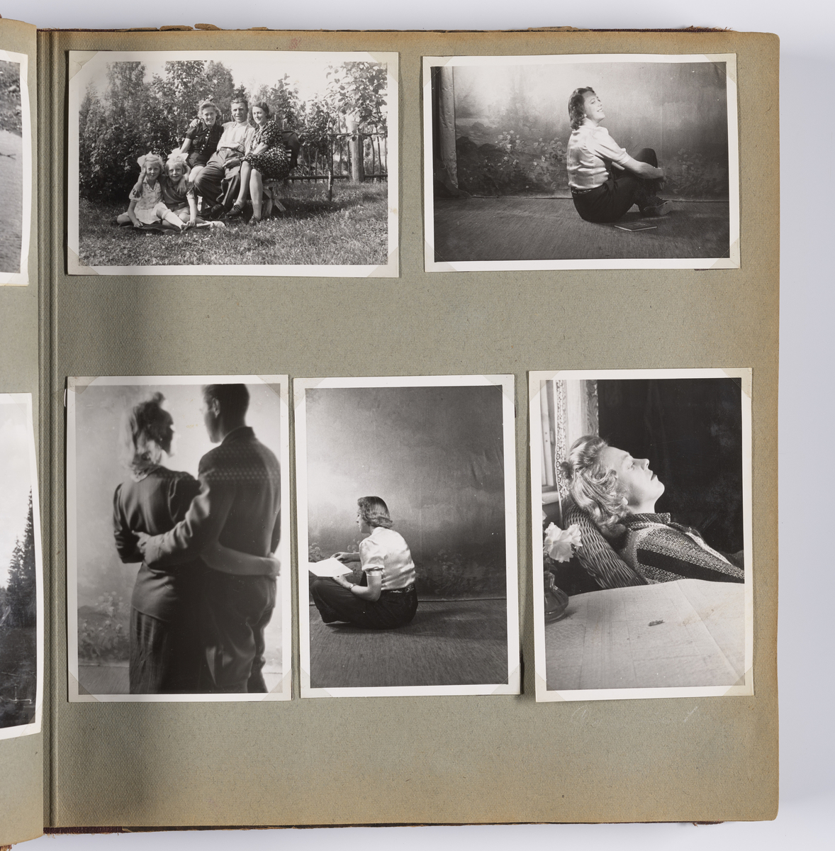 Diverse familiebilder og selvportretter til Synnøve Brændshøi tatt mellom 1938 og 1944. Albumet inneholder feriebilder fra Vrengen (Vestlandet), Vrengen bru, Tjøme, Ormelet pensjonat, Hurdalsjøen, Hamar, Lillehammer, Oslo, Trandum, Vigelandsparken.

Albumet inneholder bilder av Kronprins Olav på Trandum tatt i 1938. 

Julebilder og nyttårsaften bilder fra 1942/43.  