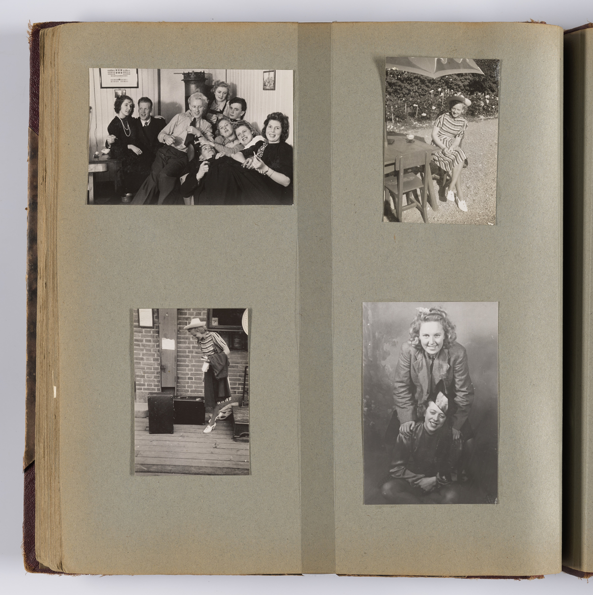 Diverse familiebilder og selvportretter til Synnøve Brændshøi tatt mellom 1938 og 1944. Albumet inneholder feriebilder fra Vrengen (Vestlandet), Vrengen bru, Tjøme, Ormelet pensjonat, Hurdalsjøen, Hamar, Lillehammer, Oslo, Trandum, Vigelandsparken.

Albumet inneholder bilder av Kronprins Olav på Trandum tatt i 1938. 

Julebilder og nyttårsaften bilder fra 1942/43.  