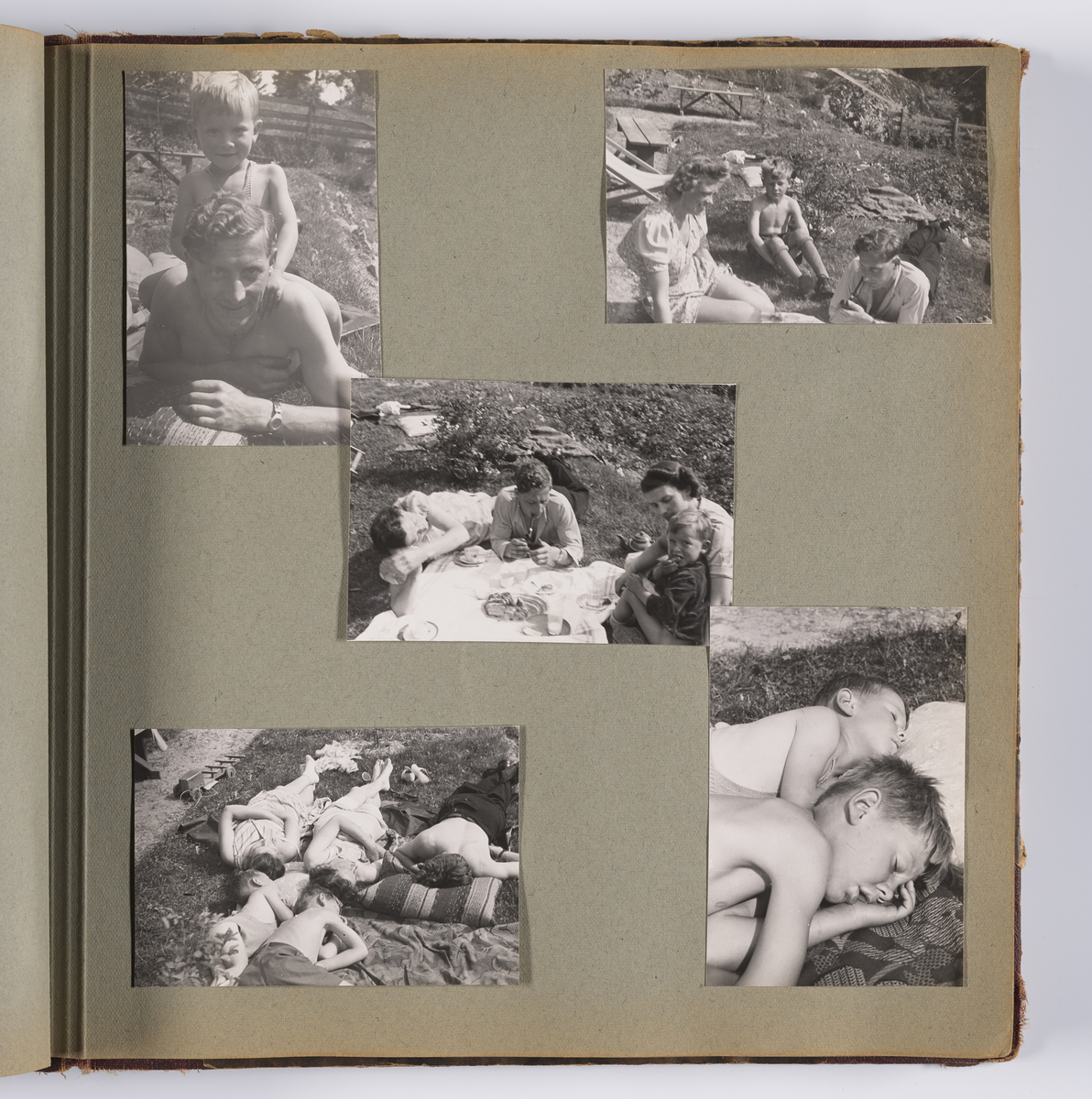 Diverse familiebilder og selvportretter til Synnøve Brændshøi tatt mellom 1938 og 1944. Albumet inneholder feriebilder fra Vrengen (Vestlandet), Vrengen bru, Tjøme, Ormelet pensjonat, Hurdalsjøen, Hamar, Lillehammer, Oslo, Trandum, Vigelandsparken.

Albumet inneholder bilder av Kronprins Olav på Trandum tatt i 1938. 

Julebilder og nyttårsaften bilder fra 1942/43.  
