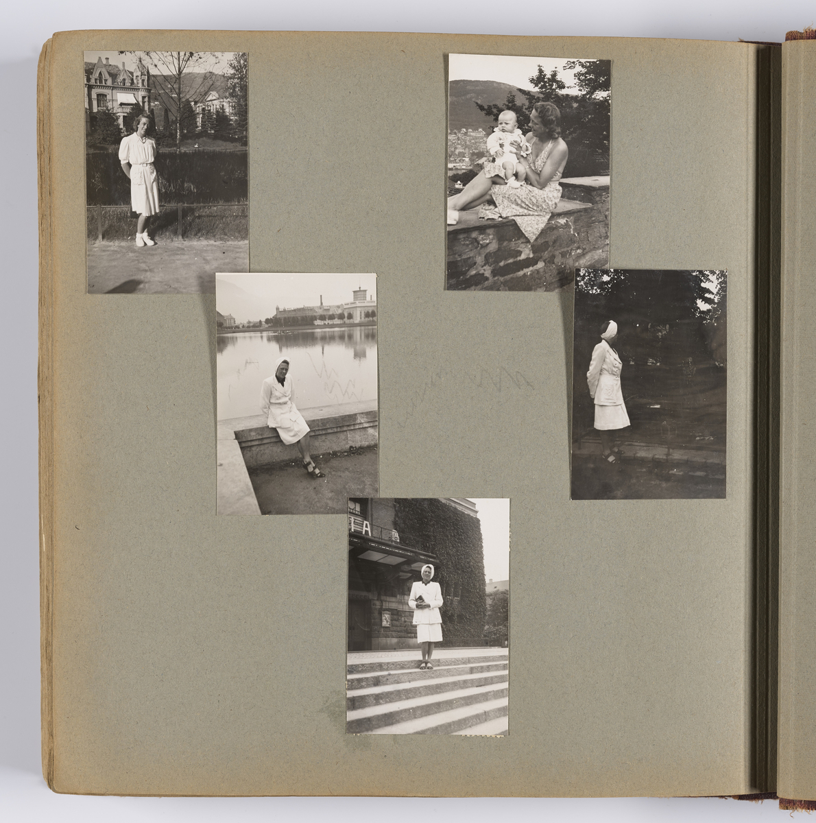 Diverse familiebilder og selvportretter til Synnøve Brændshøi tatt mellom 1938 og 1944. Albumet inneholder feriebilder fra Vrengen (Vestlandet), Vrengen bru, Tjøme, Ormelet pensjonat, Hurdalsjøen, Hamar, Lillehammer, Oslo, Trandum, Vigelandsparken.

Albumet inneholder bilder av Kronprins Olav på Trandum tatt i 1938. 

Julebilder og nyttårsaften bilder fra 1942/43.  