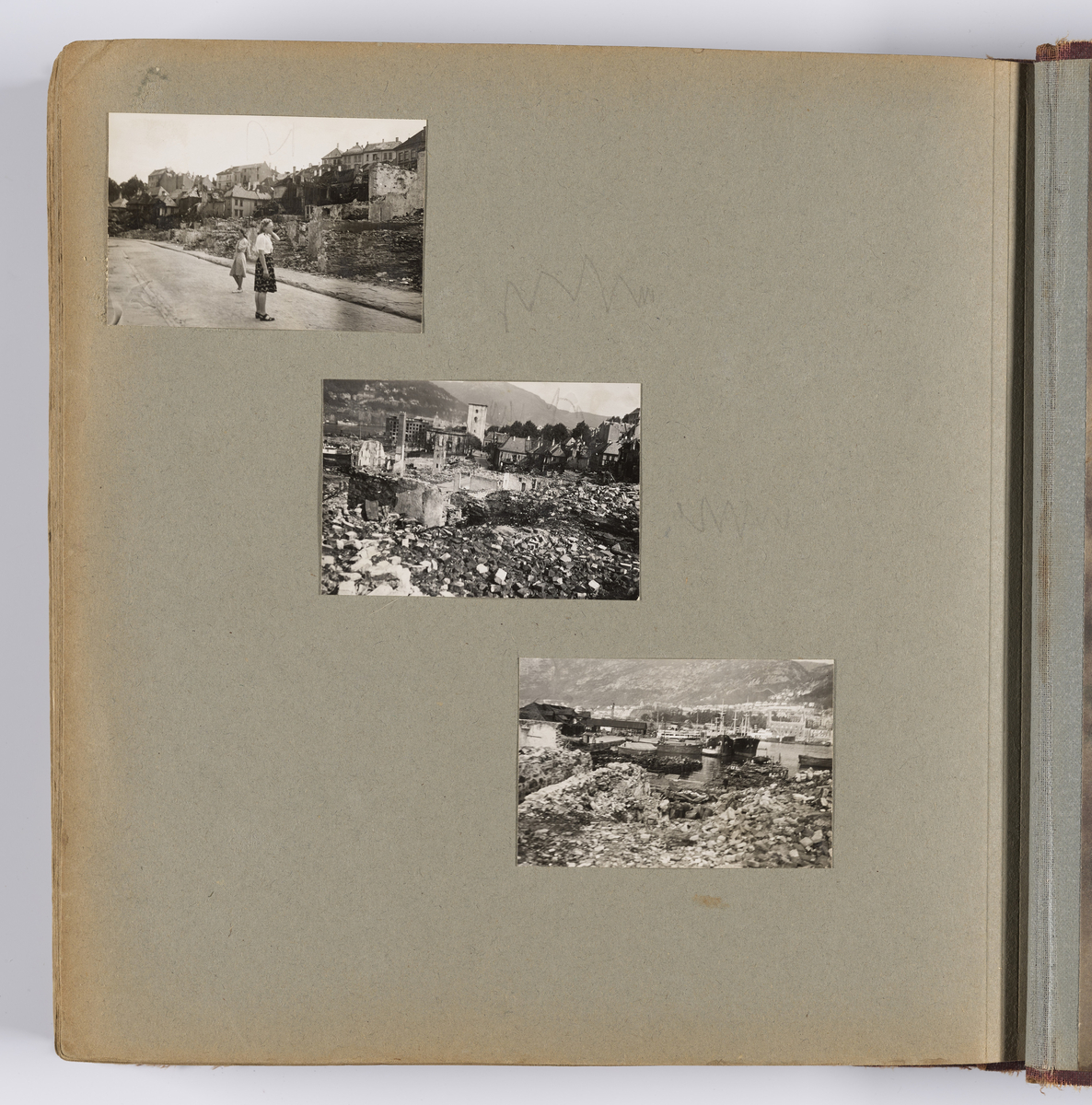 Diverse familiebilder og selvportretter til Synnøve Brændshøi tatt mellom 1938 og 1944. Albumet inneholder feriebilder fra Vrengen (Vestlandet), Vrengen bru, Tjøme, Ormelet pensjonat, Hurdalsjøen, Hamar, Lillehammer, Oslo, Trandum, Vigelandsparken.

Albumet inneholder bilder av Kronprins Olav på Trandum tatt i 1938. 

Julebilder og nyttårsaften bilder fra 1942/43.  