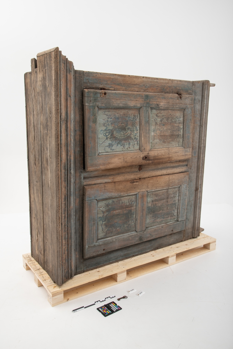 Matskap med dekormalte dører.
