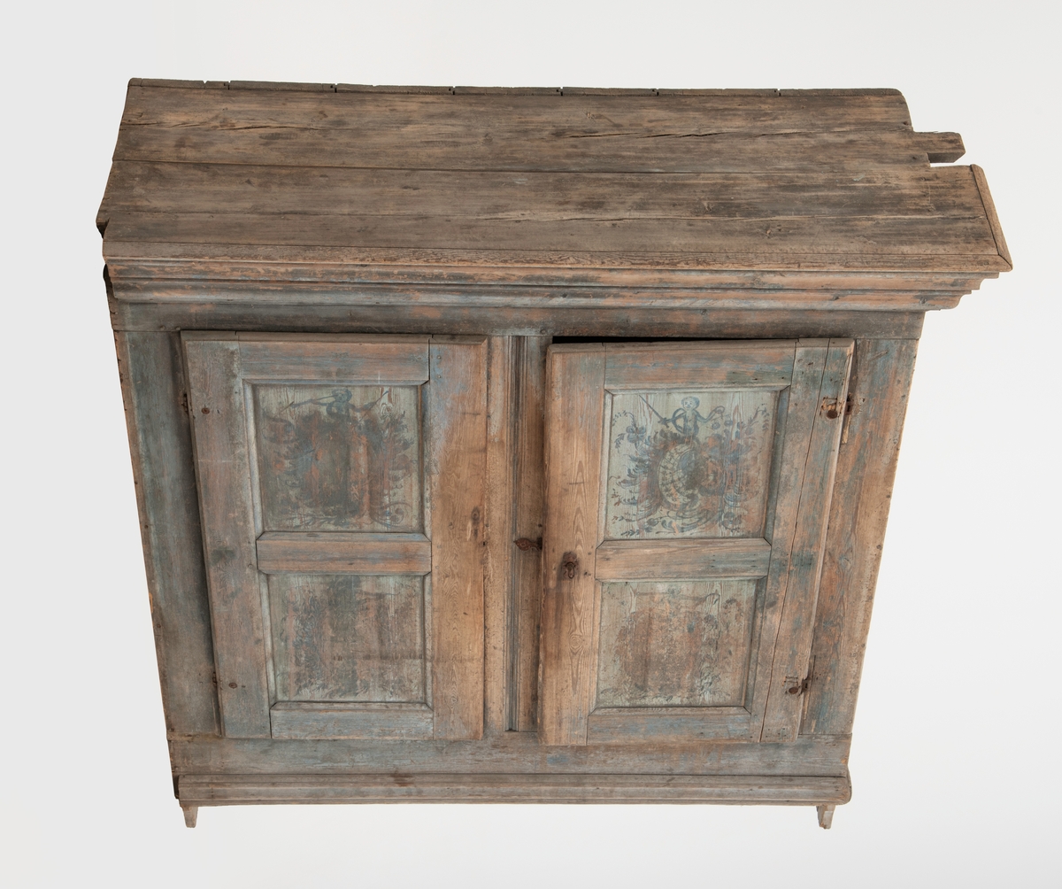 Matskap med dekormalte dører.
