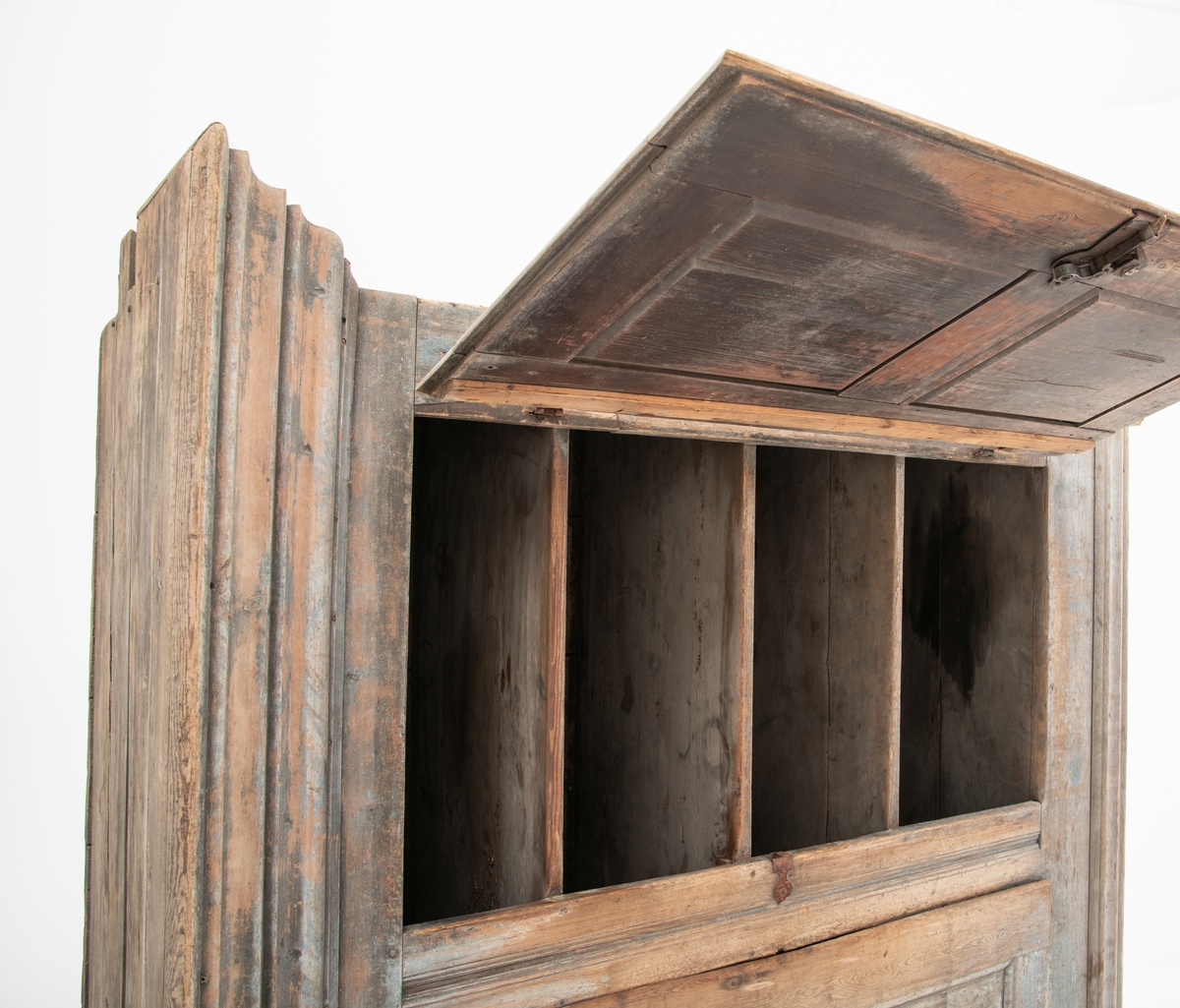 Matskap med dekormalte dører.
