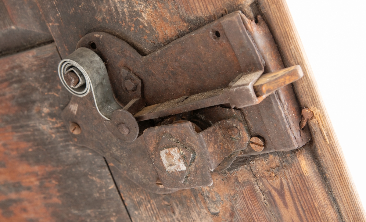 Matskap med dekormalte dører.
