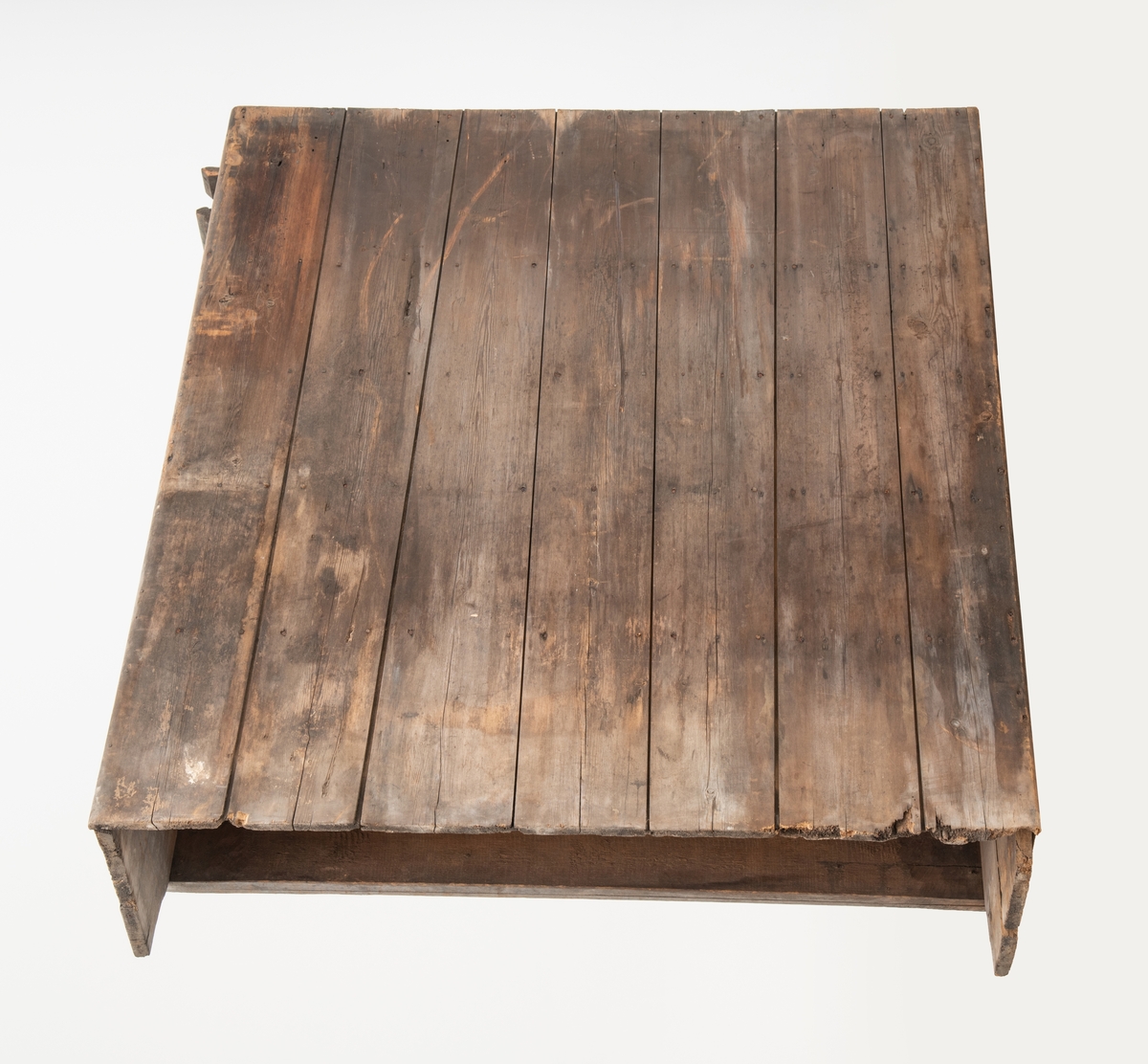 Matskap med dekormalte dører.
