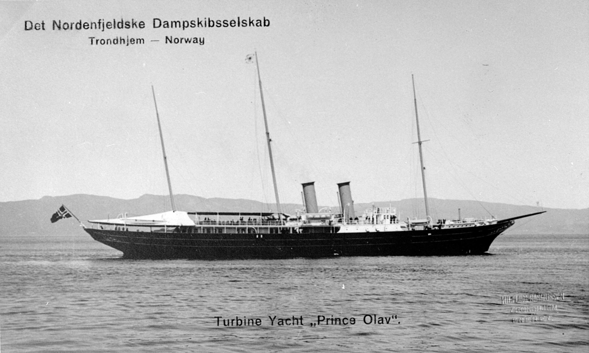 DS Prins Olav, avfotografert før ombyggingen til hurtigruteskip. Båten har fremdeles dampturbin, med to skorsteiner. Etter ombyggingen hadde hun ordinær dampmaskin, og bare en skorstein.