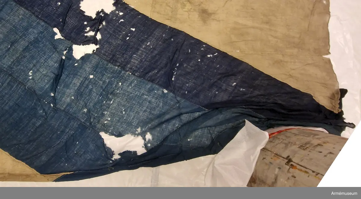 Flagga av fin flaggduk, vit med ett blått S:t Andreaskors. Vid stångsidan en förstärkning med snören som ska fästa flaggan i riggen. Även själva flaggan är förstärkt med extra lager blått tyg närmast stångsidan. "T 94" broderat på det vita fältet.