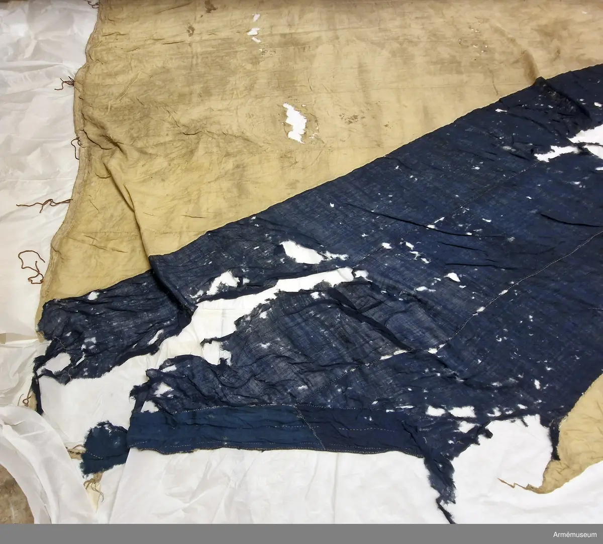Flagga av fin flaggduk, vit med ett blått S:t Andreaskors. Vid stångsidan en förstärkning med snören som ska fästa flaggan i riggen. Även själva flaggan är förstärkt med extra lager blått tyg närmast stångsidan. "T 94" broderat på det vita fältet.