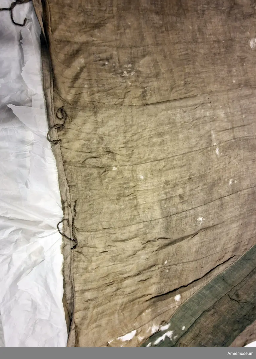Tvåtungad standert av flaggduk, sydd av 12 våder vitt tyg samt två våder blått i ett S:t Andreaskors. Vid stångsidan en förstärkning med snören som ska fästa flaggan i riggen. Även själva standerten är förstärkt med extra lager blått tyg närmast stångsidan.
Etikett av pergament med text: "Denna Ryska Flagg. 12 duk, är tagen uti Bataillen vid Svensksund under Hans Kungl. Maj:ts Egit Höga Befäl och Anförande. den 9. Juli År 1790. No 29".