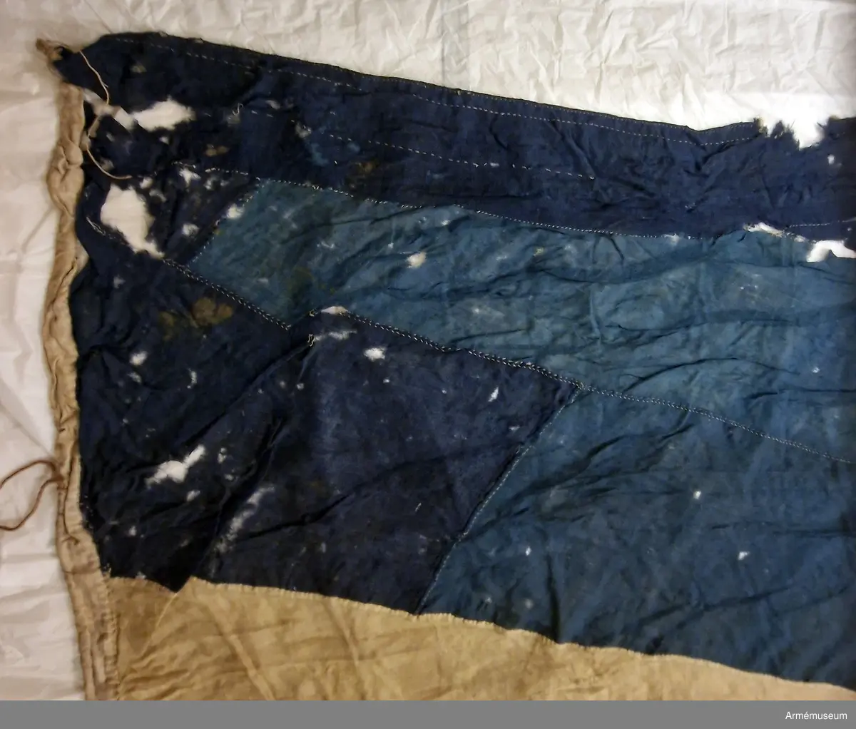 Flagga av fin flaggduk, vit med ett blått S:t Andreaskors. Vid stångsidan en förstärkning med snören som ska fästa flaggan i riggen. Även själva flaggan är förstärkt med extra lager blått tyg närmast stångsidan. "T 94" broderat på det vita fältet.