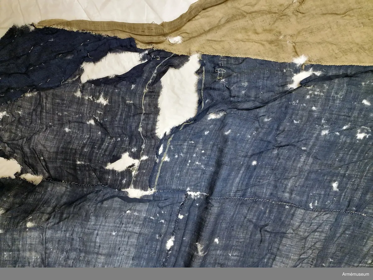 Flagga av flaggduk, sydd av 11 våder vitt tyg samt två våder blått i ett S:t Andreaskors. Vid stångsidan en förstärkning med snören som ska fästa flaggan i riggen. Även själva flaggan är förstärkt med extra lager blått tyg närmast stångsidan. En liten symbol broderad i vitt på det blå fältet.
Etikett av pergament med text: "No 19, Denna Ryska Flagga 11 Duk, är tagen uti Bataillen vid Svensksund under Hans Kungl. Maj:ts Egit Höga Befäl och Anförande 9. Juli 1790".
