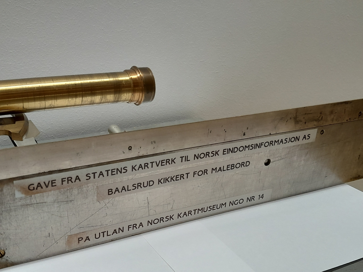 Målebordskikkert som fra utbekreftede kilder sies å være produsert av Baalsrud og Bergsund Optiske verksted i Kristiania.