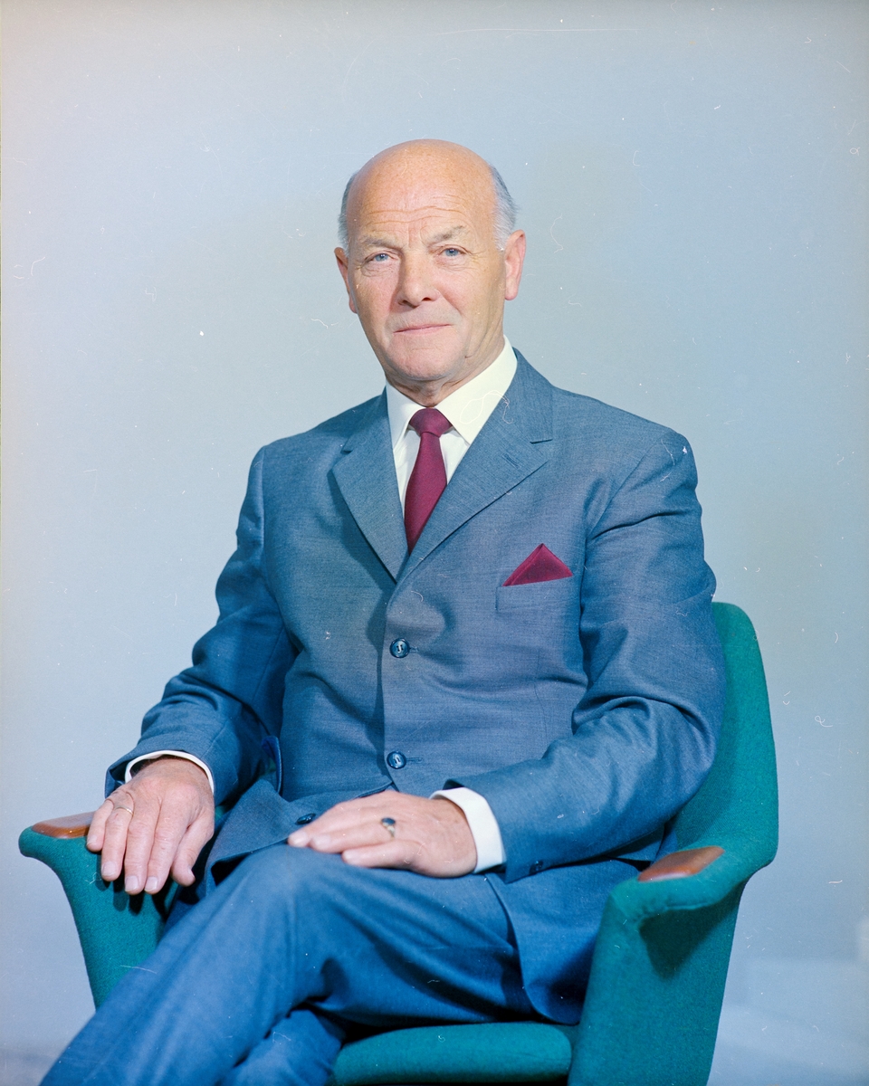 Portrett av mann i en stol