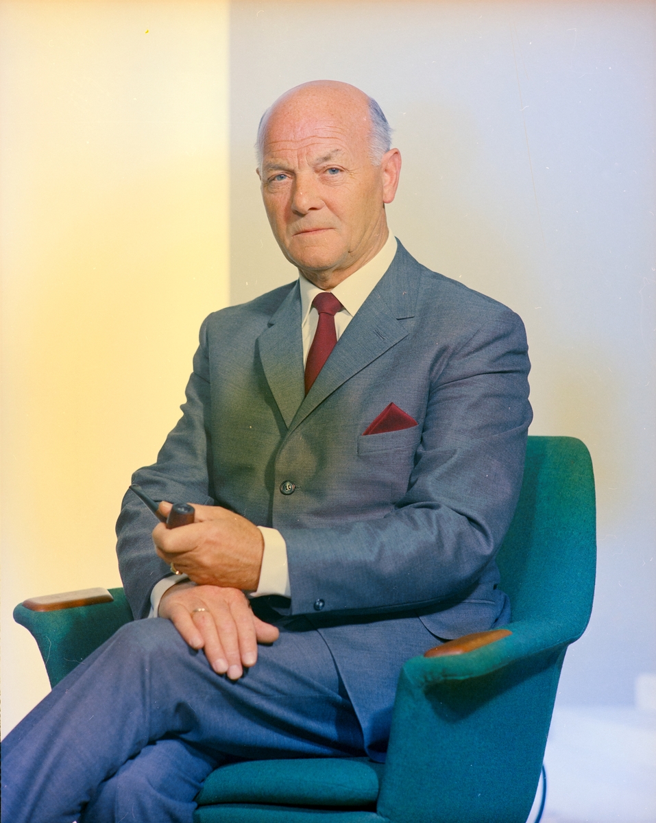 Portrett av mann i en stol