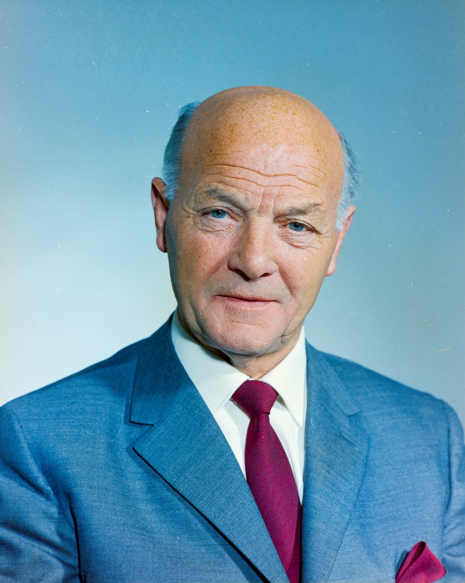 Portrett av mann i en stol