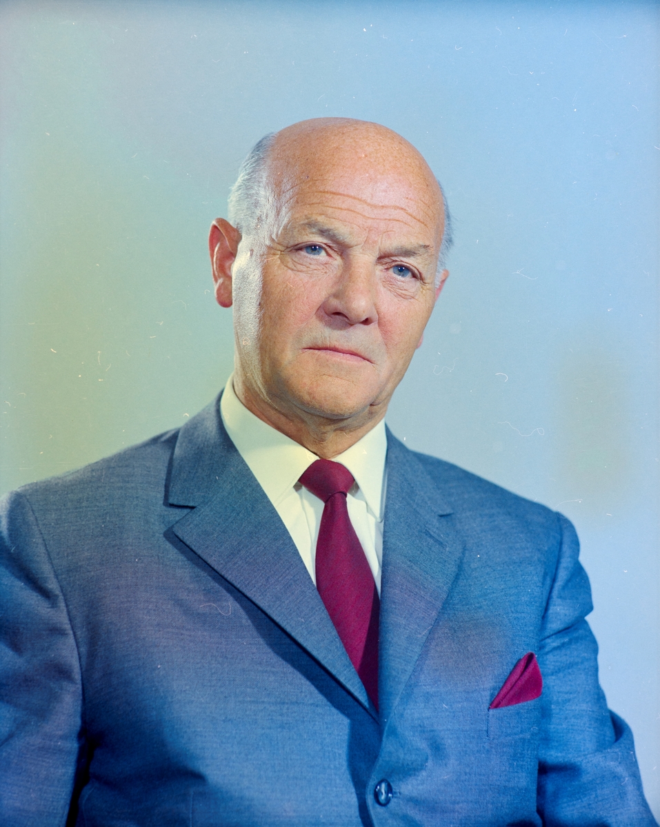 Portrett av mann i en stol