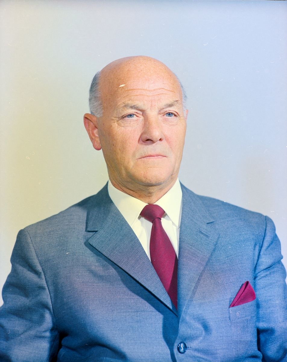 Portrett av mann i en stol