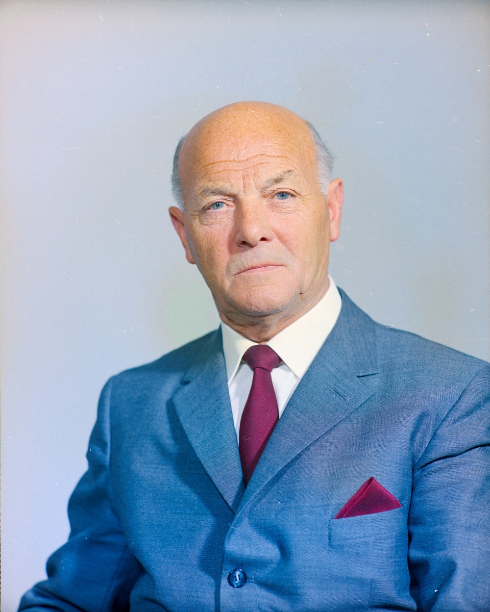 Portrett av mann i en stol
