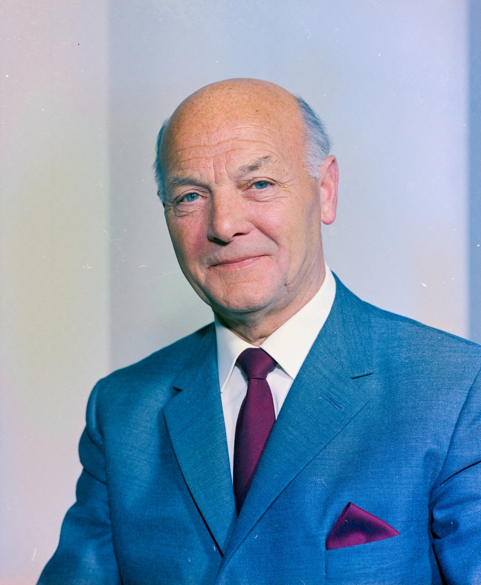 Portrett av mann i en stol