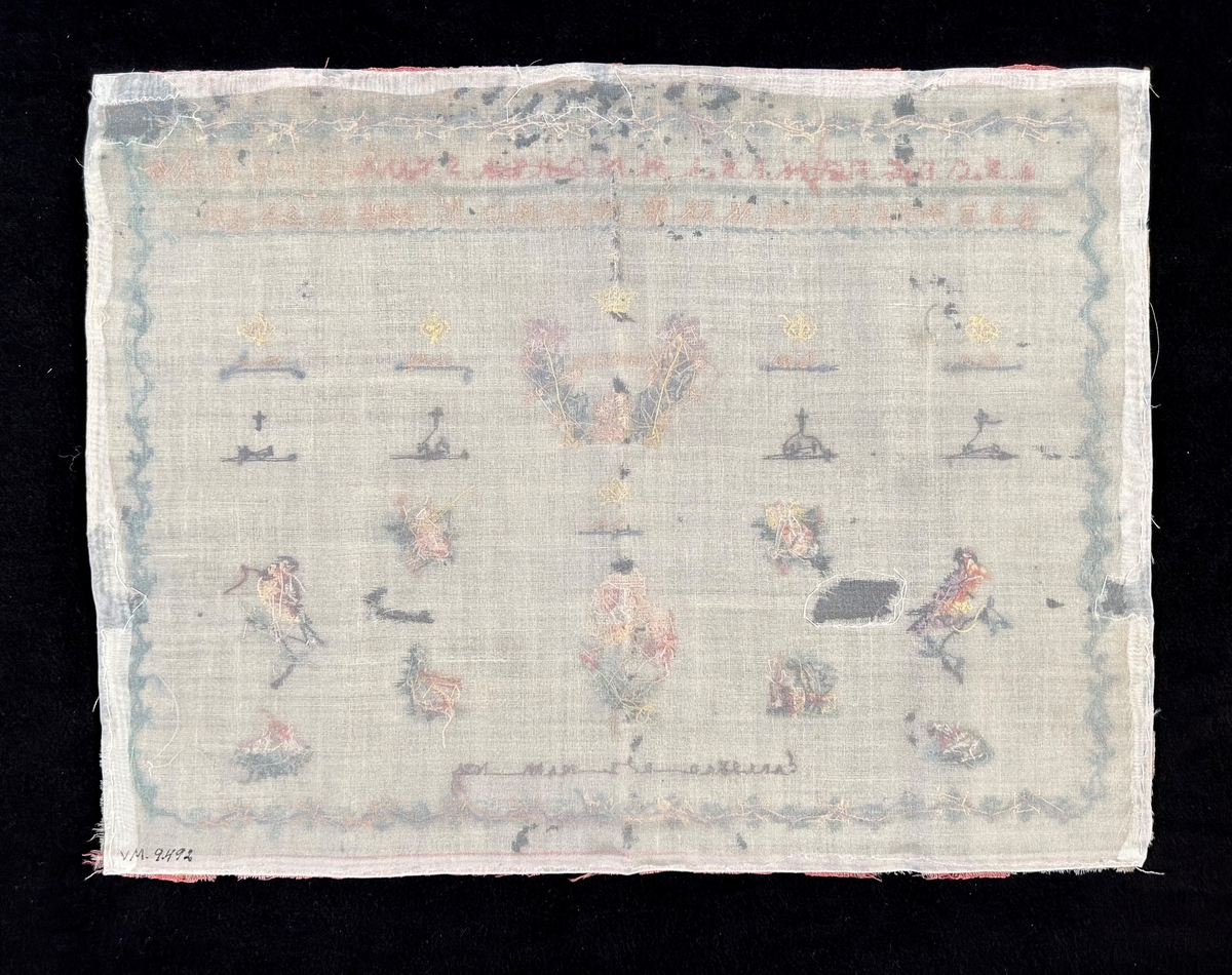 Märkduk på botten av ofärgad appreterad ylle. Korsstygngsbroderi i pastellfärger; blått, rosa, och brunt. Bård rut om. Upptill två rader med alfabetet (romersk kapitälskrift), samt siffror. Symmetrisk komposition. en rad med krönta monogram; GH, IH, IHCMH, CH, WH. En rad med korsprydda monogram; GH, IH, FH, CH. Krönt monogram CH i mitten. Längst ner: CARLSTAD. D. 3. MAII. 1839. Spridda blom- och figurmotiv.