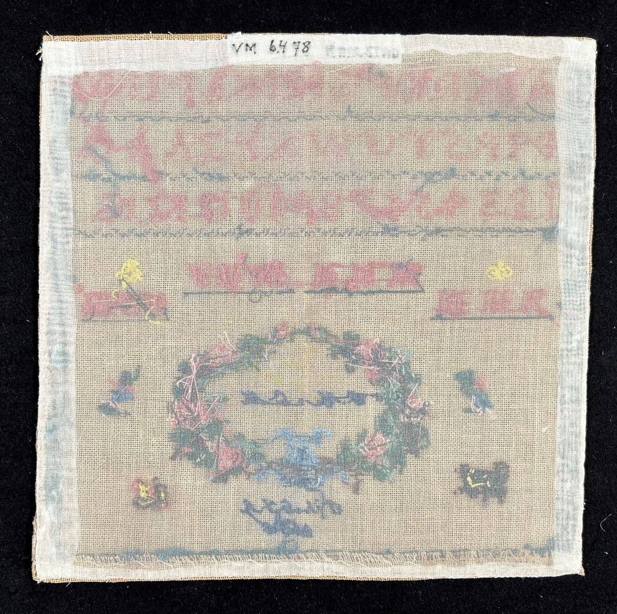 Märkduk med botten av naturfärgad linne. Broderi av silke i färgerna rött, grönt, blått, svart och gult. Längst upp alfabetet samt en sifferrad 1-13, totalt tre rader. Monogram i frakturstil; (krönt)AMM, MNN, MPF, (krönt)CIM. Inom blomsterkrans: IM, CM. Längst ned JULIA 1850. Runt om en bård av meandermönster.