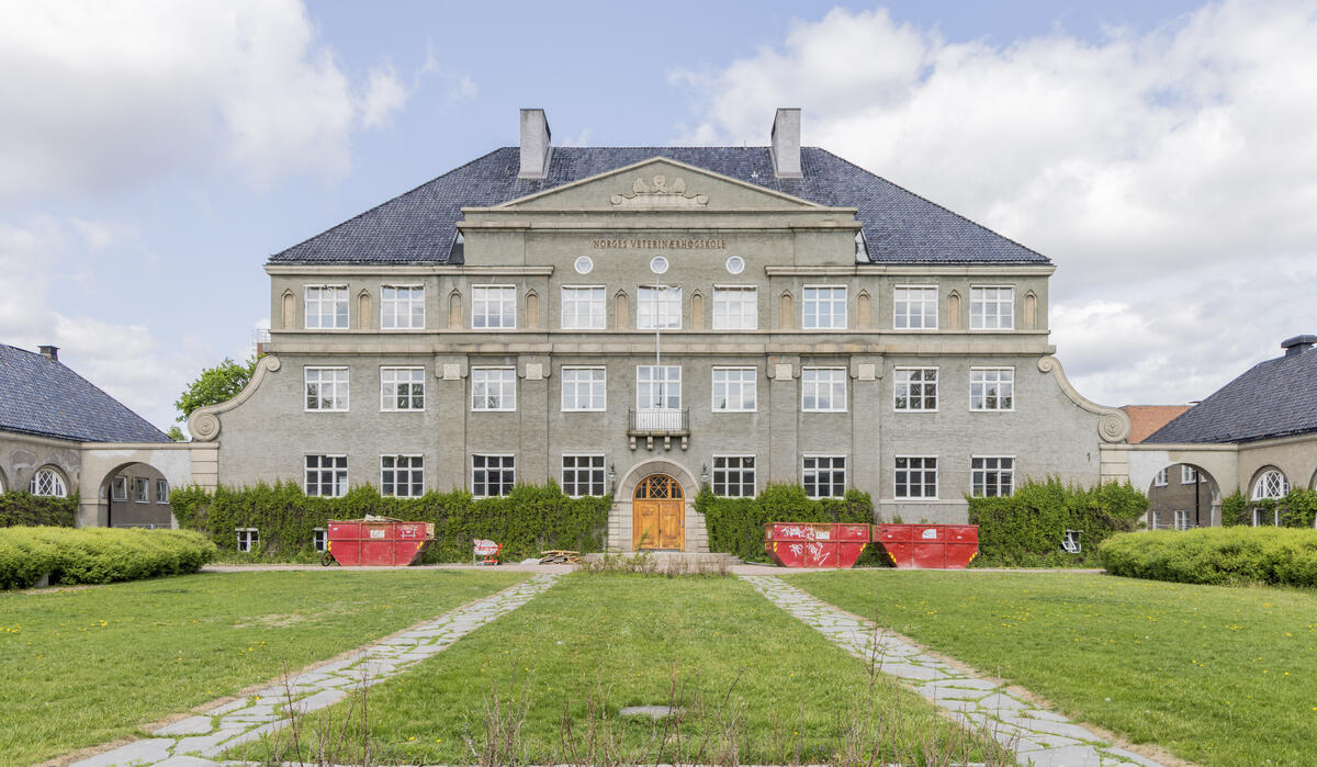 En stor og staselig grå murbygning med to rader med vinduer