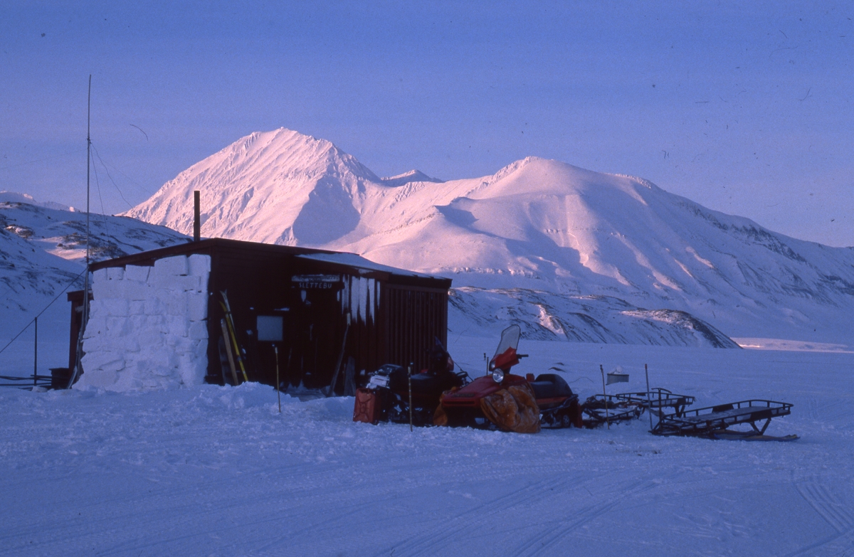 Slettebu var base for isbjørnforskning i april 1990. Hytta var så trekkfull at kortveggen måtte kles med snøblokker.