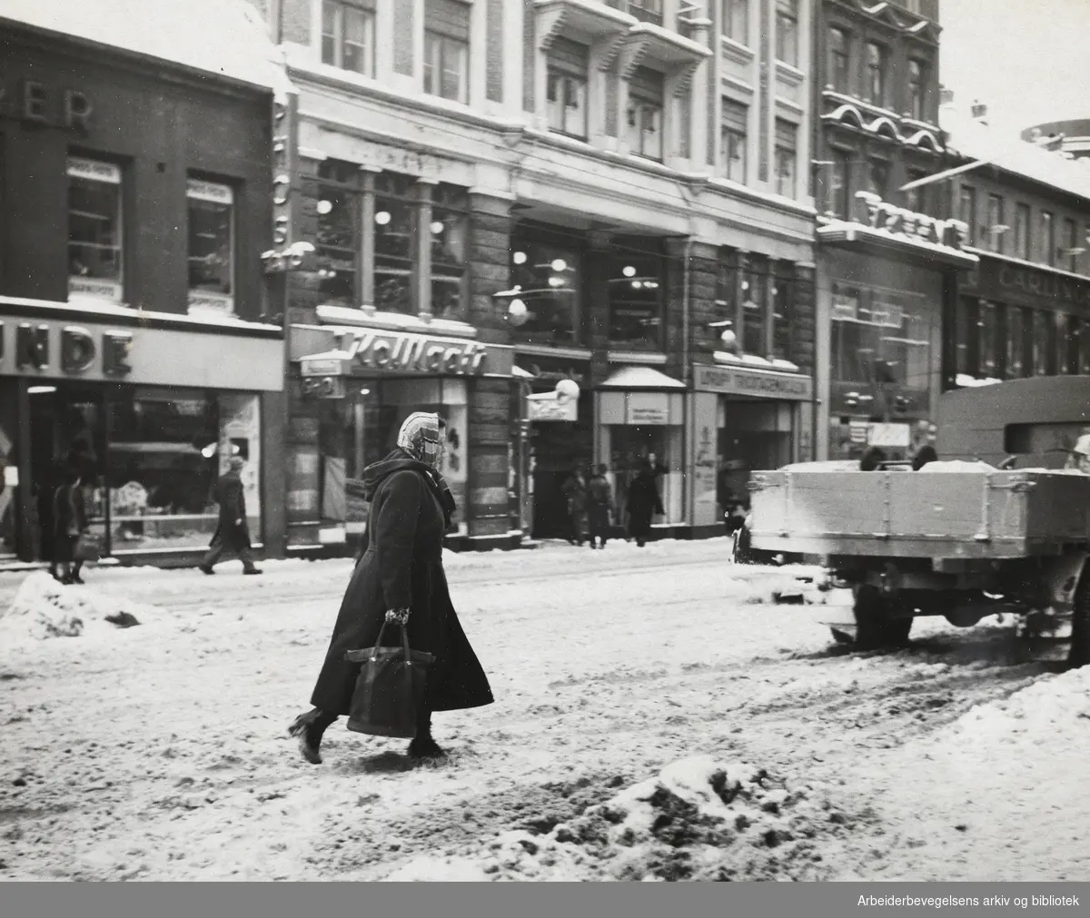 Voldsomt snøvær i Oslo. Storgata. Febr. 1954