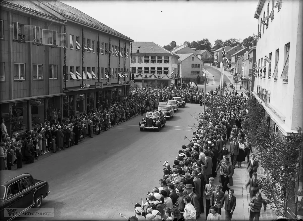 Kongebesøket 24.06.1958..Kong Olav og Prinsesse Astrid sitt besøk i Molde..T-2107 er en Buick 1935 mod.