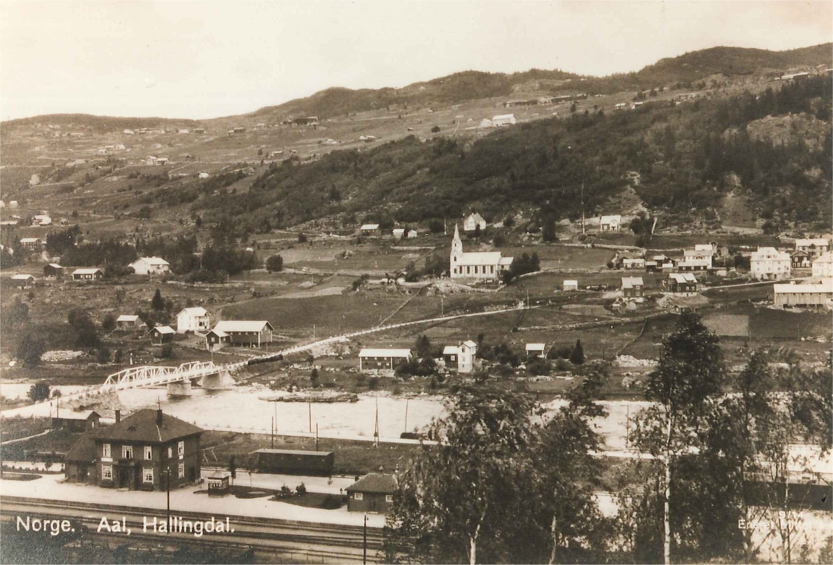 Ål stasjon på Bergensbanen. Ål kirke og Sundre i bakgrunnen