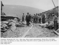 Veganlegg i Skogbygda 1921. Frå v. Hans Sæta, Østen Lande (o