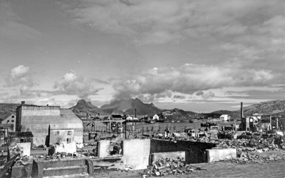 Bodø sentrum i ruiner etter tyske bombeangrep den 27. mai 1940.