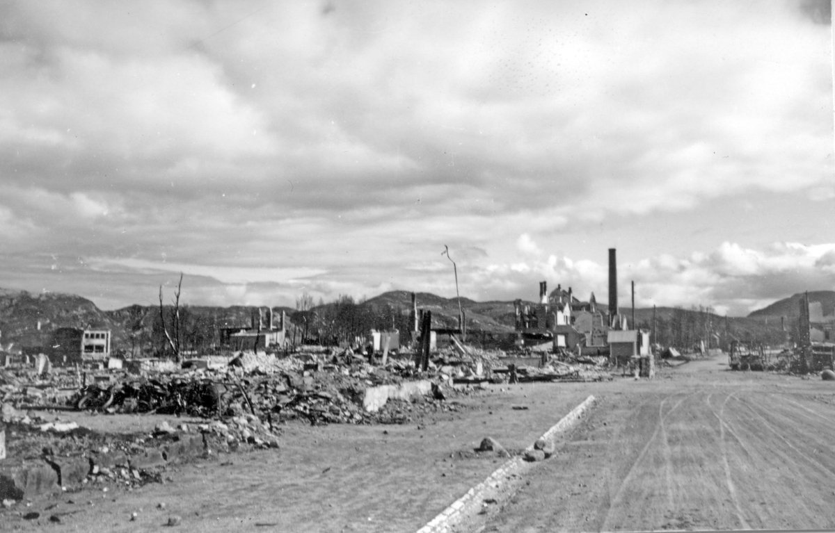 Bodø sentrum i ruiner etter tyske bombeangrep den 27. mai 1940.