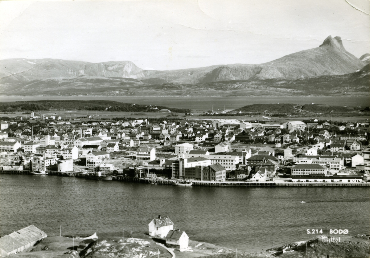Bodø sentrum tidlig på 1950-tallet. -Norsk Luftfartsmuseum / DigitaltMuseum