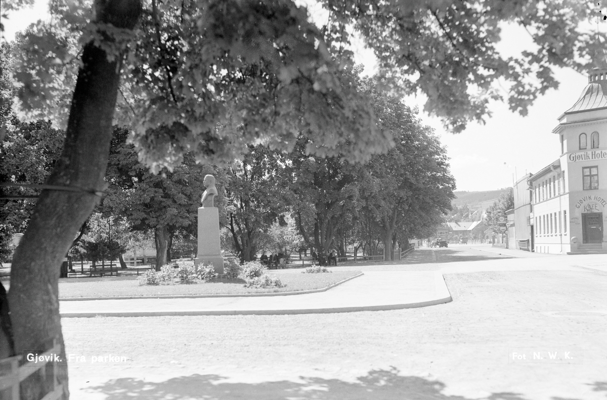 Jernbaneparken med bysten av Ludvig Skattum og Gjøvik Hotel.