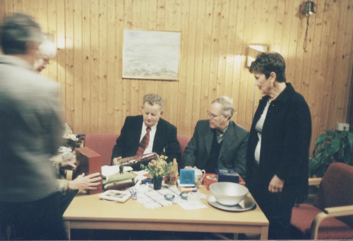 Karl Wilenius (i vit skjorta) uppvaktas i Missionskyrkan när han fyller 50 år 1942-02-19. Till höger ses Ulrik Larsson och Margareta Särnström.
