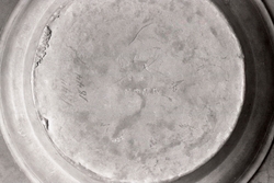 Botten på ett tennfat från Ståthållarevåningen på Kalmar slo