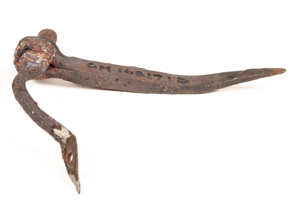 Gångjärn, beigemålat järn.
a) beslag
b) gångjärn

Mått:
a) L 15cm B 9cm
b) L 17cm B 16cm