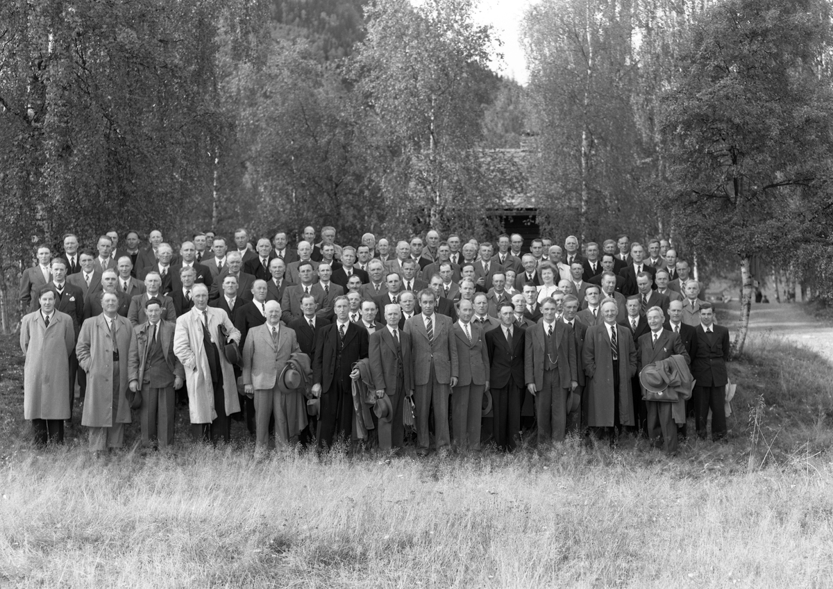 Sundag 19. september 1954 var alle kommunestyrerepresentantane i Valdresbygden samla på Museet.